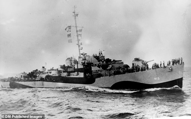 Im Bild: USS Samuel B. Roberts in Aktion, bevor sie im Philippinischen Meer versinkt