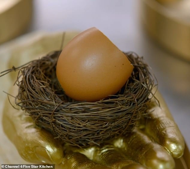 Auf Laras Frühstücksgericht gab es eine dekonstruierte Shakshuka, deren Ei mit Skorpionpulver bestäubt war