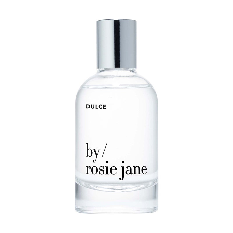 Eine Glasparfümflasche des By/Rosie Jane Dulce Eau de Parfum auf weißem Hintergrund