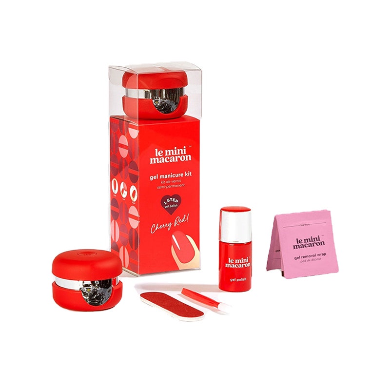 Das Le Mini Macaron Cherry Red Gel-Maniküre-Set auf weißem Hintergrund