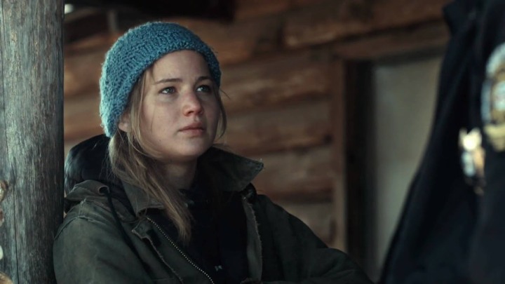Jennifer Lawrence als Ree Dolly lehnt an einer Holzsäule in Winter's Bone.