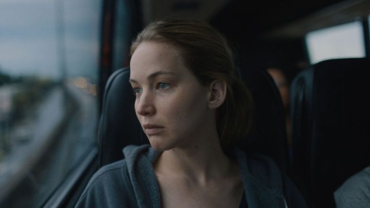 Jennifer Lawrence als Lynsey, die in Causeway aus einem Busfenster schaut.