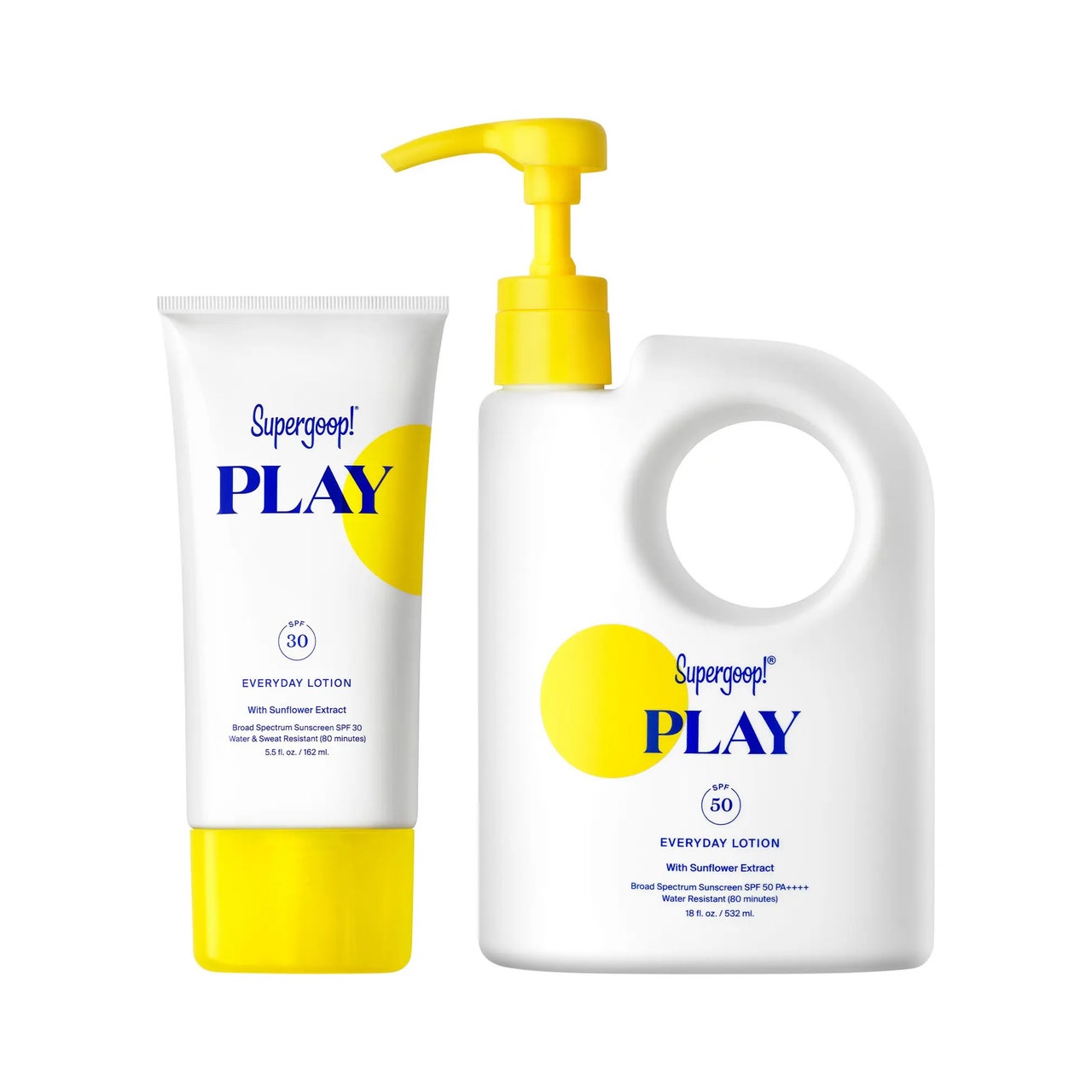 Supergoop Play Sonnenschutzset, weiße Tube mit gelbem Verschluss und weißer Krug mit gelbem Pumpspender auf weißem Hintergrund