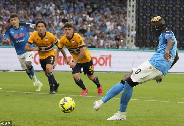 Der nigerianische Nationalspieler trug entscheidend dazu bei, dass Napoli letzte Saison die Serie A gewann. In 32 Ligaspielen erzielte er 26 Tore und stieg damit zum besten Torschützen der Liga auf