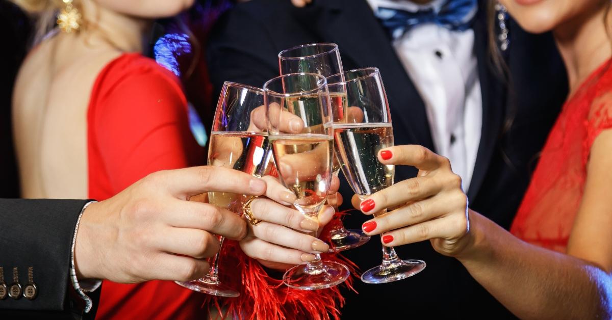 Wohlhabende Freunde feiern mit Champagner