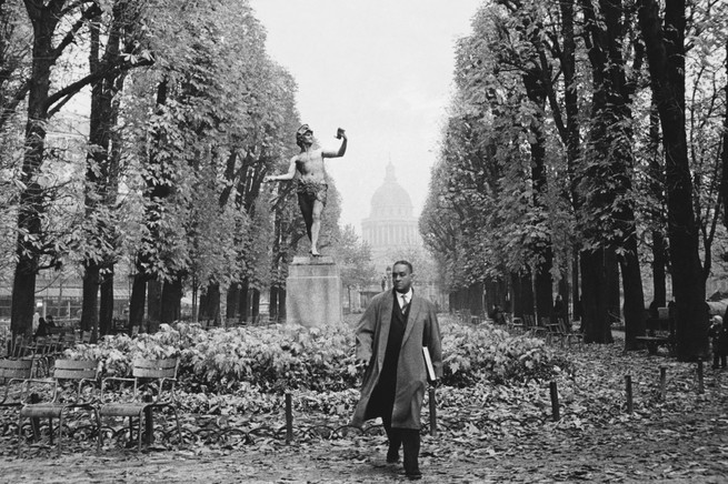 Blick auf den amerikanischen Autor Richard Wright (1908 - 1960) bei seinem Spaziergang im Jardin du Luxembourg, Paris, Frankreich, 1959