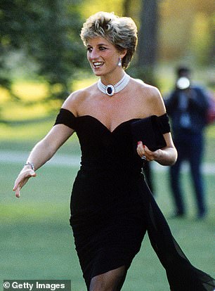 Rückblick: Der Schmuck wurde von einer auffallend ähnlichen Silberkette inspiriert, die Prinzessin Diana für ihren berühmten „Rachekleid“-Look trug