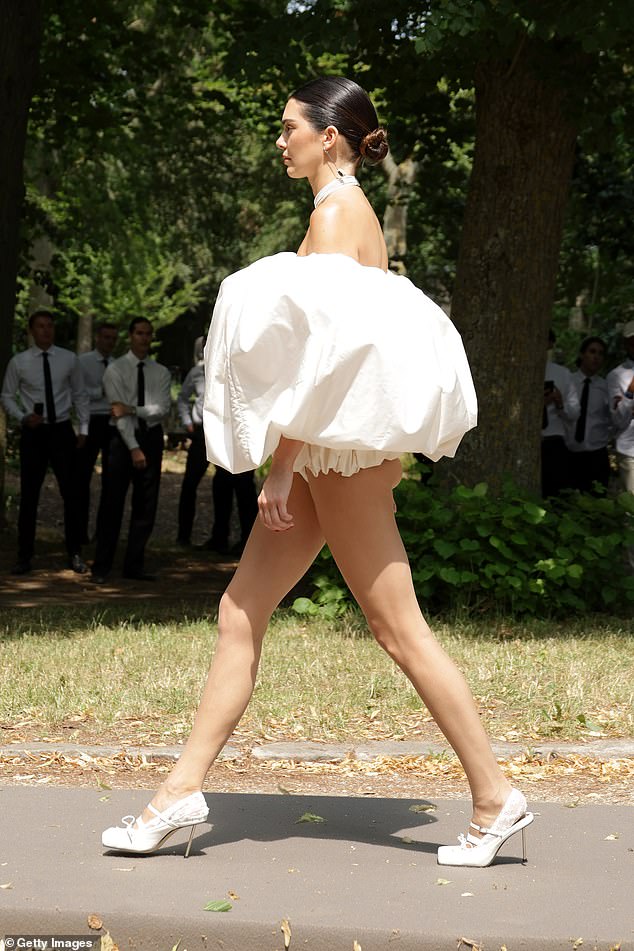 Strut: Das 27-jährige Model zeigte sich für die Show in der Nähe von Versailles in der französischen Stadt in einem weißen Pufferkleid