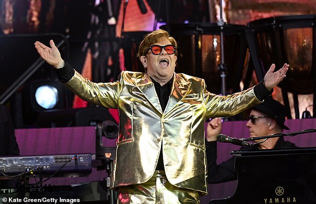 Elton John war beim diesjährigen Glastonbury Festival Headliner auf der weltberühmten Pyramid Stage und spielte während des zweistündigen Sets alle seine größten Hits