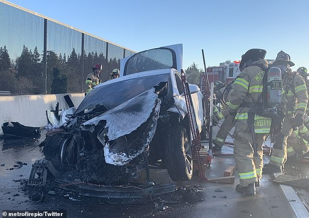 Feuerwehrleute löschten mit 22.000 Litern Wasser ein Tesla Model S, das Feuer fing, während der Fahrer auf einer kalifornischen Autobahn unterwegs war
