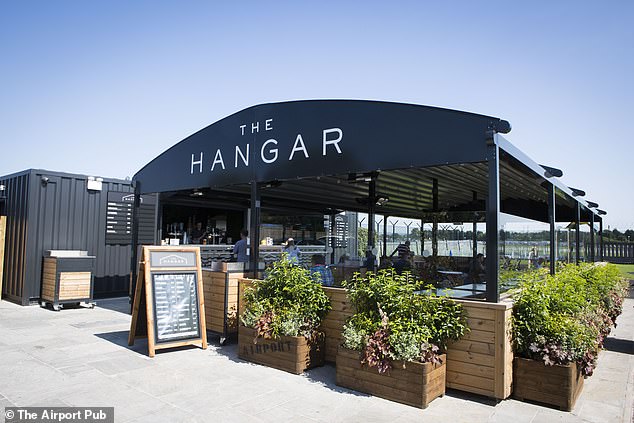 Die „Hangar“-Bar im Freien serviert „hochfliegendes Essen“, das vom Diner inspiriert ist, heißt es auf der Website des Pubs