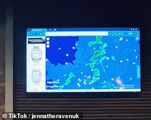 Ein TikTok-Clip zeigt einen Fernsehbildschirm im Pub mit einem Live-Flugzeug-Tracker, der die ein- und ausgehenden Flüge des Flughafens überwacht