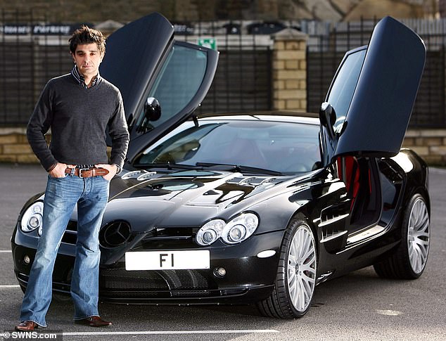 Der in London ansässige Geschäftsmann Afzal Khan ist der Besitzer des „F1“-Nummernschilds, das 208 für 440.000 Pfund gekauft wurde.  Er behauptet, Angebote von bis zu 10 Millionen Pfund dafür abgelehnt zu haben