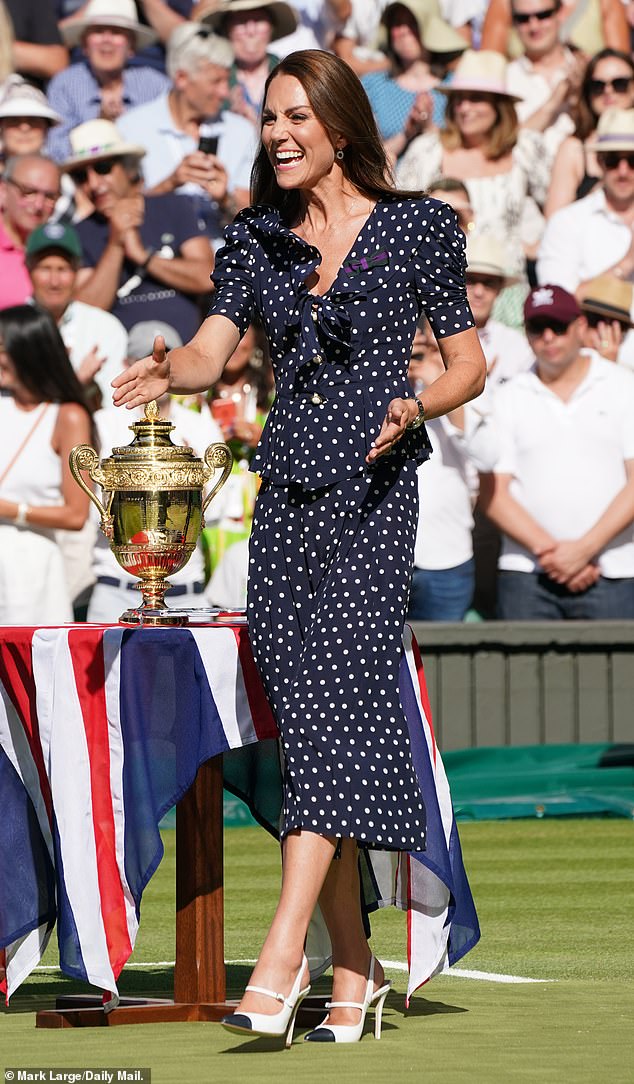 Genau richtig!  Die Herzogin von Cambridge trug letztes Jahr beim Wimbledon-Finale im Herreneinzel ein gepunktetes Midikleid im Wert von 1.335 £ vom beliebten Label Alessandra Rich