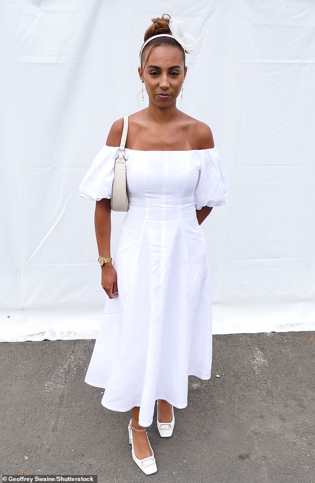 Diese Teilnehmerin war ein umwerfendes Kleid für die Sommerparty und sah unglaublich aus, als sie ihr atemberaubendes Weiß mit passenden Schuhen kombinierte