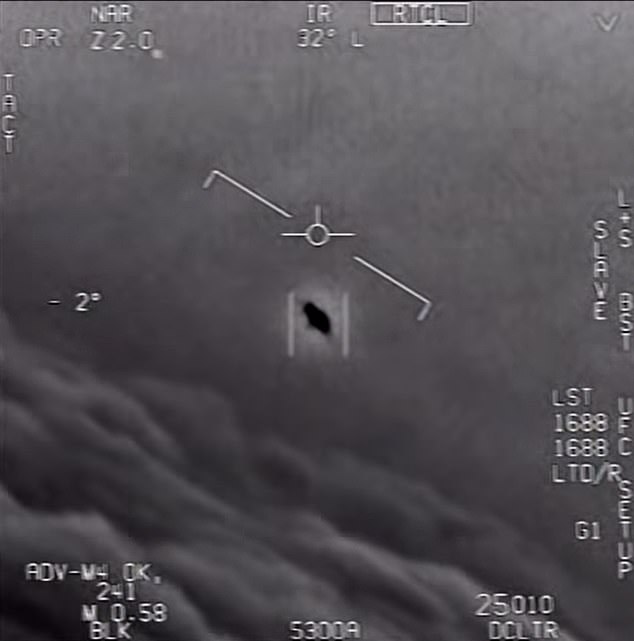 Ein Bild aus einem nicht klassifizierten Video, das von US-Marinepiloten aufgenommen wurde und Interaktionen mit „nicht identifizierten Luftphänomenen“ zeigt.