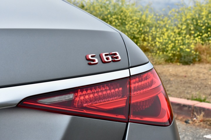 Emblem für den Kofferraumdeckel des Mercedes-AMG S63 E Performance 2024.