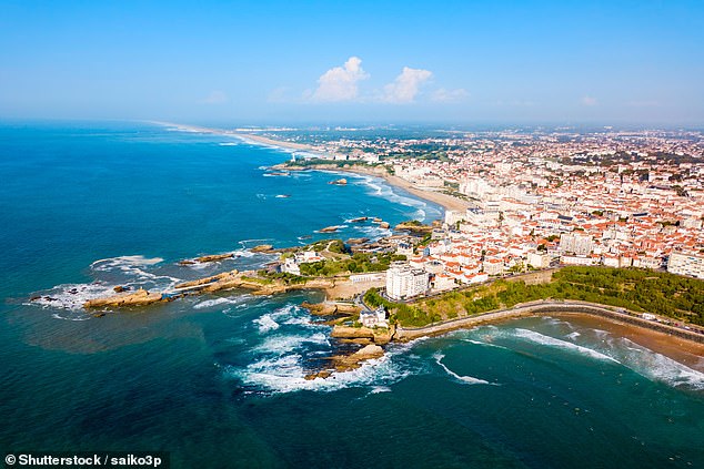 Anstatt nach Larnaca zu fliegen (Bild eins), entscheiden Sie sich für das „Surferparadies“ Biarritz (Bild zwei). Skyscanner gibt an, dass Flüge 55 Prozent günstiger sind