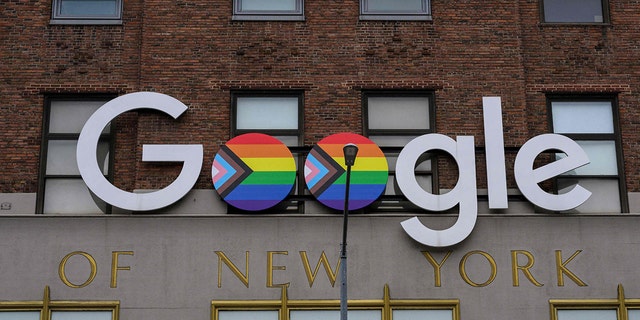 Google-Logo mit Trans-LGBTQ+-Einfügungen