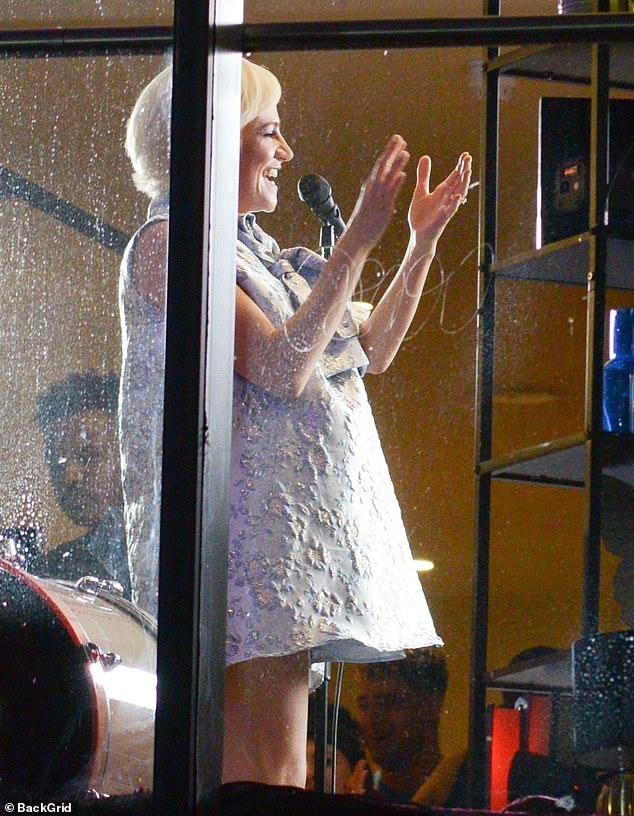 Juni 2023: Pixie wurde in einem fließenden lila Kittelkleid gesehen, als sie einen Auftritt für SBTV aufführte