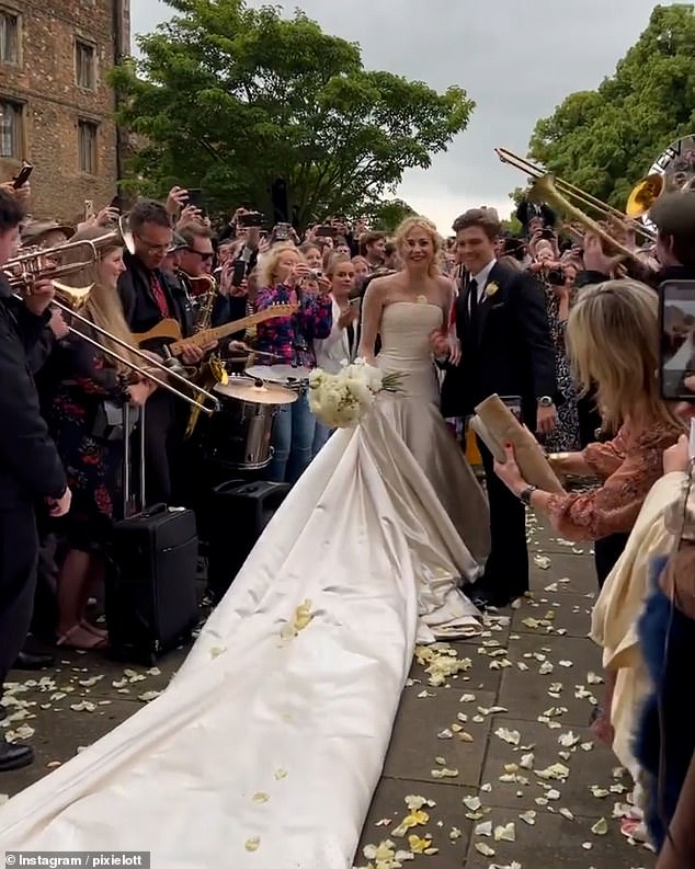 Hochzeitsglocken: Pixie und Oliver haben letzten Juni in der Kathedrale von Ely endlich den Bund fürs Leben geschlossen, nachdem ihre Hochzeit wegen Covid mehrmals abgesagt wurde