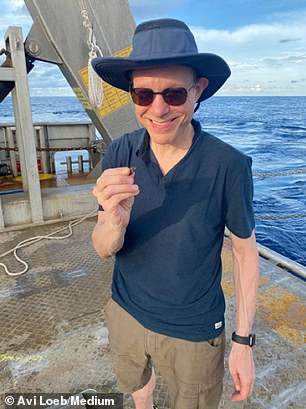 Der Harvard-Astrophysiker Avi Loeb sammelte 1,5 Millionen US-Dollar für seine Expedition zur Bergung von Proben des wahrscheinlich interstellaren Meteors IM1 vor der Küste von Papua-Neuguinea.  Oben zeigt Loeb ein 10-Gramm-Eisenfragment von der magnetischen Ausbaggerung der IM1-Absturzstelle am 23. Juni 2023