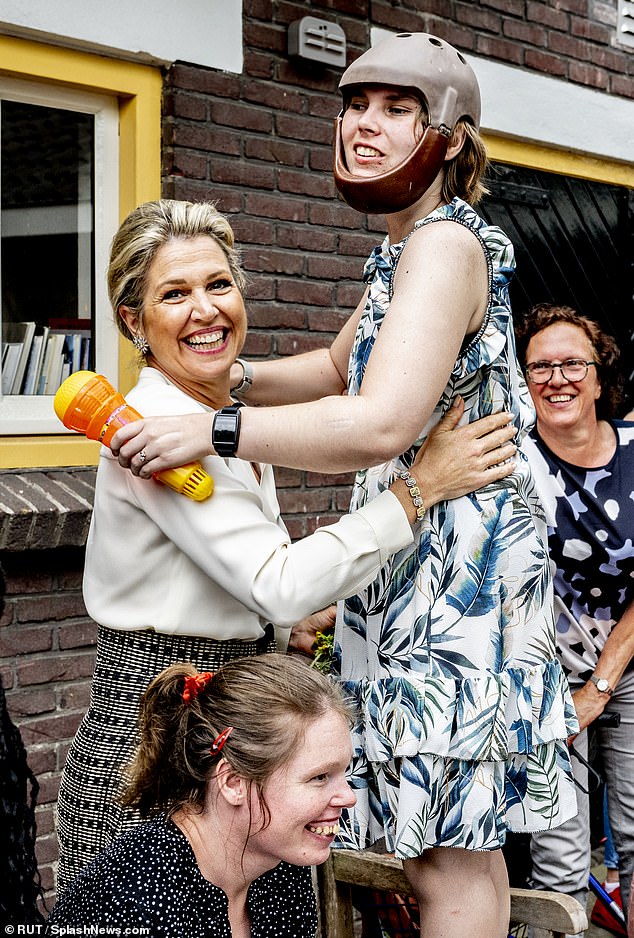 Máxima trifft einen Schüler an der Sonderpädagogikschule der Stichting Kempenhaeghe in Heeze