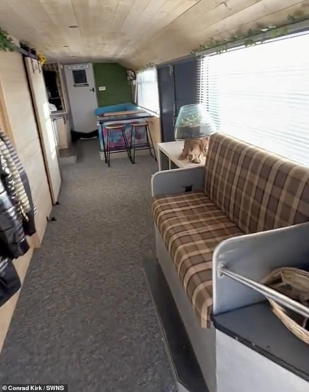 Das Paar plante, das Fahrzeug in ein luxuriöses mobiles Ferienhaus umzuwandeln, damit sie bei Familienausflügen nicht zwei Hotelzimmer für 140 Pfund pro Nacht bezahlen mussten