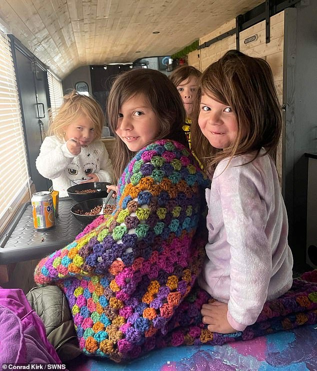 Nach Abschluss der Renovierungsarbeiten beschlossen sie, ihr Miethaus mit drei Schlafzimmern zu räumen und ganztägig mit ihren vier Töchtern – Luna, vier, Poppy, sieben, Summer, sieben und Phoebe, acht – in den Bus zu ziehen