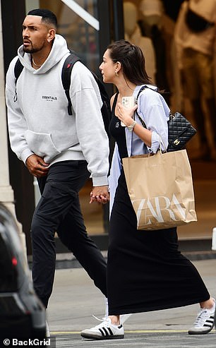 Costeens Einkaufsbummel erwies sich als erfolgreich, da man sie am Ende des Ausflugs mit einer großen Zara-Einkaufstasche in der Hand sehen konnte