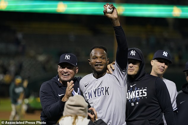 Domingo Germán von den New York Yankees (Mitte) jubelt, nachdem er ein perfektes Spiel hingelegt hat