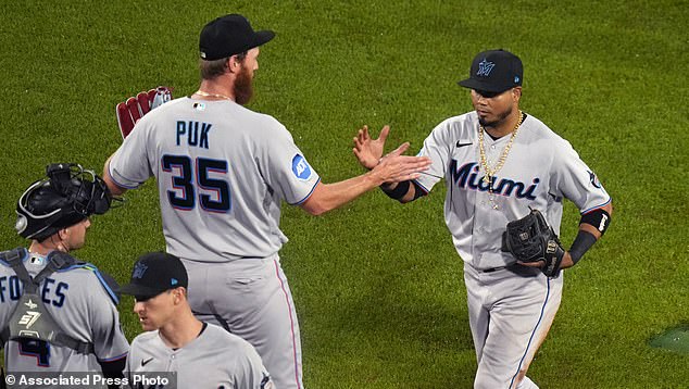 Luis Arraez, zweiter Basisspieler der Marlins, schlägt AJ Puk mit einem High-Fives-Pitcher nach dem Sieg über die Red Sox