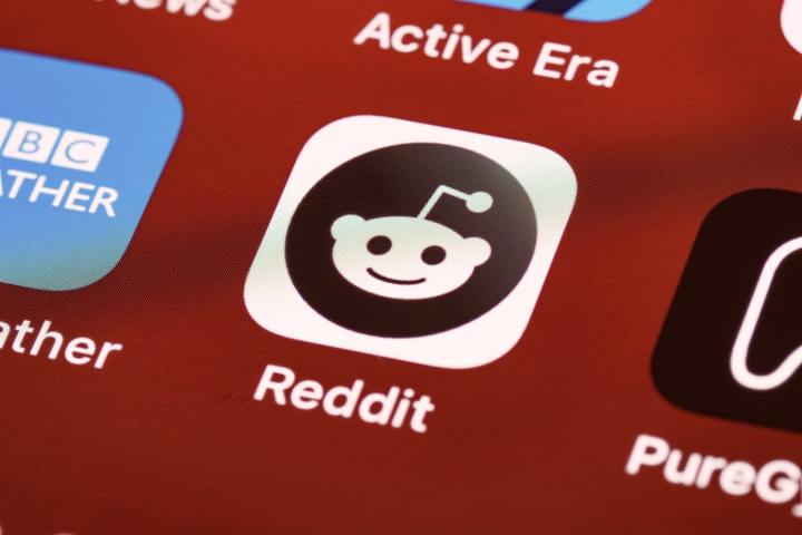 Das Reddit-App-Symbol auf einem iOS-Startbildschirm.