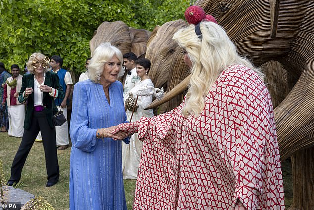 Süß: Bei ihrem Treffen lobte Königin Camilla den Reality-TV-Star für ihre auffällige Kopfbedeckung, bei der es sich um ein Stirnband mit einer glänzenden Kirsche und einer Raupe an der Spitze handelte