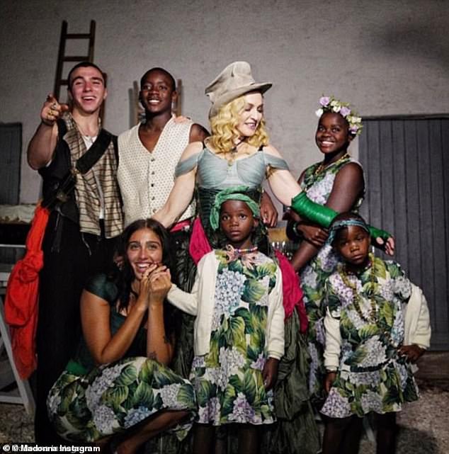 Madonna hat dieses Bild von sich selbst mit ihren Kindern im Jahr 2017 gepostet. Von links: Rocco, David Banda, Mercy James und vorne: Lourdes und die Zwillinge Stelle und Estere
