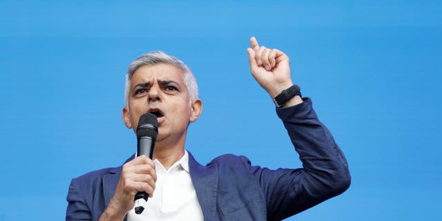 Der Londoner Bürgermeister Sadiq Khan spricht am Trafalgar Square