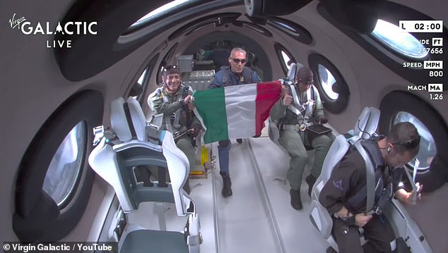 Eine Crew italienischer Forscher feierte einen erfolgreichen Start an Bord des kommerziellen Erstflugs von Virgin Galactic, der sie mehr als 50 Meilen über die Oberfläche brachte