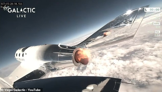 Das Raketenflugzeug SpaceShipTwo VSS Unity erreichte innerhalb von Sekunden, nachdem es um 11:30 Uhr ET von Eve losgelassen wurde, eine Geschwindigkeit von Mach 3 und schoss an den Rand des Weltraums