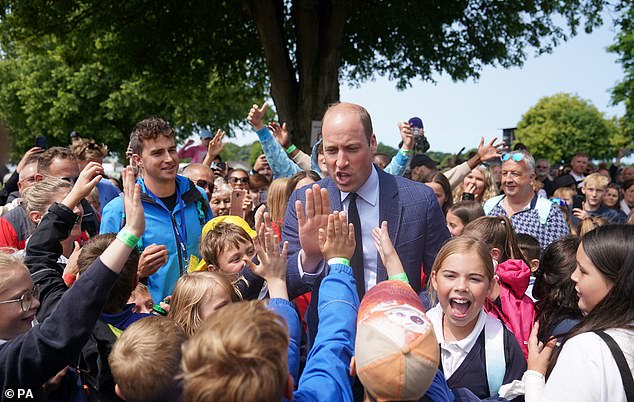 Prinz William sah glücklich aus, als er den wartenden Schulkindern, die sich offenbar freuten, ihn auf der Royal Norfolk Show zu sehen, High-Fives austeilte