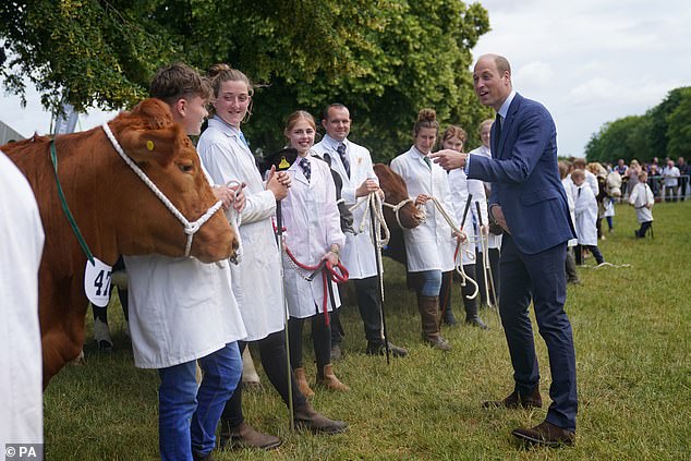 Der Prinz konnte einige der auf der diesjährigen Ausstellung gezeigten Nutztiere sehen, darunter auch den Stock Judging-Wettbewerb der Norfolk Young Farmers