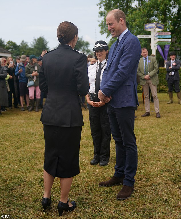 Der Prinz von Wales konnte mit vielen in Norfolk ansässigen Gemeinde- und Jugendorganisationen sprechen, darunter auch mit Mitgliedern des Rettungsdienstes wie der East Anglia Air Ambulance