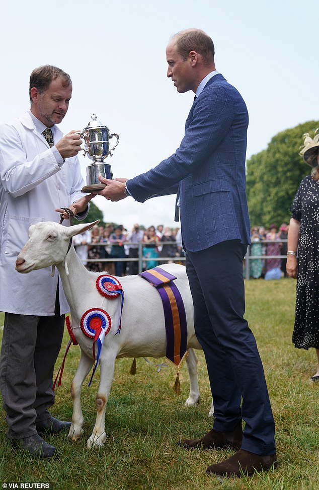 Prinz William überreichte die Trophäe der Königin einer Ziege namens Teion Meika, einer britischen Saanen-Rasse, und ihrem Hundeführer Teigh O'Neill