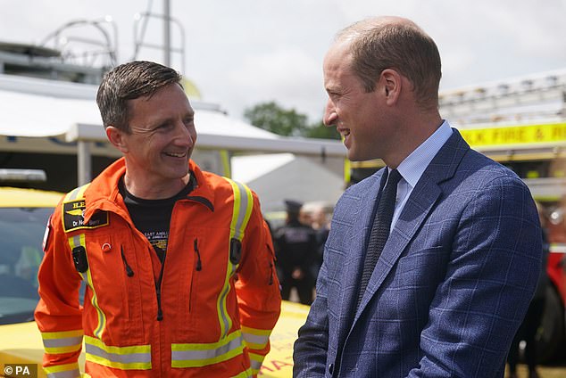 Prinz William traf sich mit einem ehemaligen Kollegen, dem Flugrettungsarzt Dr. Neil Berry, mit dem er zusammengearbeitet hatte, als er Pilot bei der East Anglian Air Ambulance war
