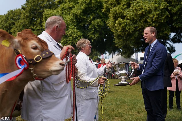 Der Prinz von Wales war vor Ort, um auf der Royal Norfolk Show Auszeichnungen an Viehhändler zu überreichen