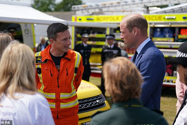 Prinz William diente von 2015 bis 2017 als Pilot bei der East Anglia Air Ambulance und konnte sich heute mit seinem ehemaligen Kollegen Dr. Neil Berry unterhalten