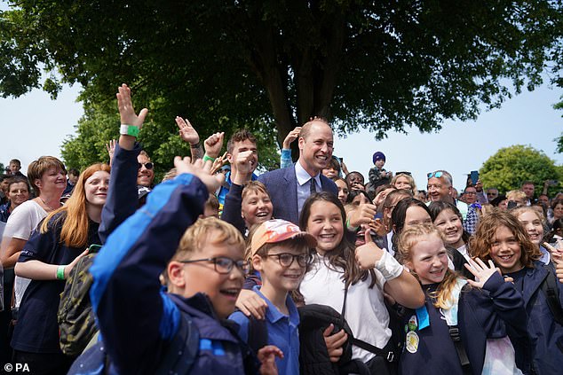 Die Scharen wartender Schulkinder konnten es kaum erwarten, mit Prinz William zu posieren, als sie ihn bei der Veranstaltung begrüßten