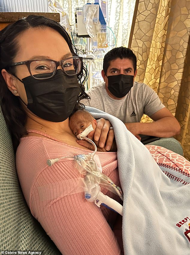 Paloma Aguilar, 34, und ihr Ehemann Eliesar, 45, abgebildet mit Baby Eli.  Er ist ihr viertes Kind