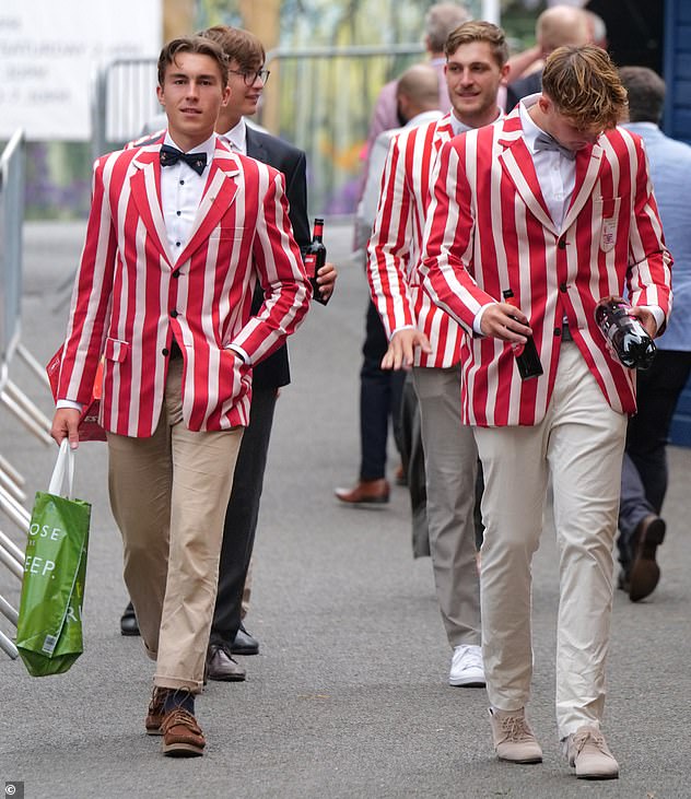 Diese Gruppe junger Männer – gekleidet in rot-weiß gestreifte Jacken – wollte nach dem Ende der Veranstaltung unbedingt weiter trinken