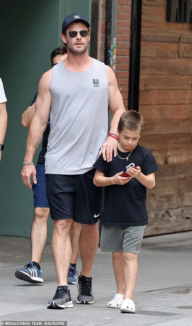 Der Schauspieler wurde gesehen, wie er mit Ehemann Chris Hemsworth, 39, und ihren drei Kindern eine schöne Zeit mit der Familie verbrachte, bevor er nach Mykonos flog.  Abgebildet mit einem ihrer Zwillinge Tristan und Sasha, neun