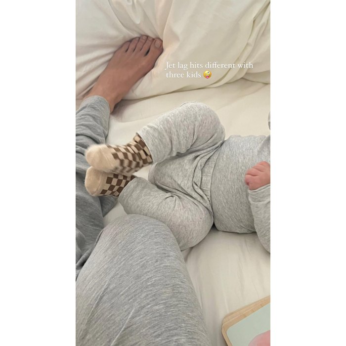 Behati Prinsloo teilt Foto ihres dritten Babys beim Stillen mit Adam Levine 3